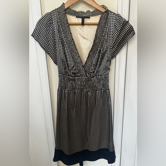 BCBGMaxAzria Dresses & Skirts - BCBGMaxAzria 100% silk V-Neck Waisted Dress navy/taupe